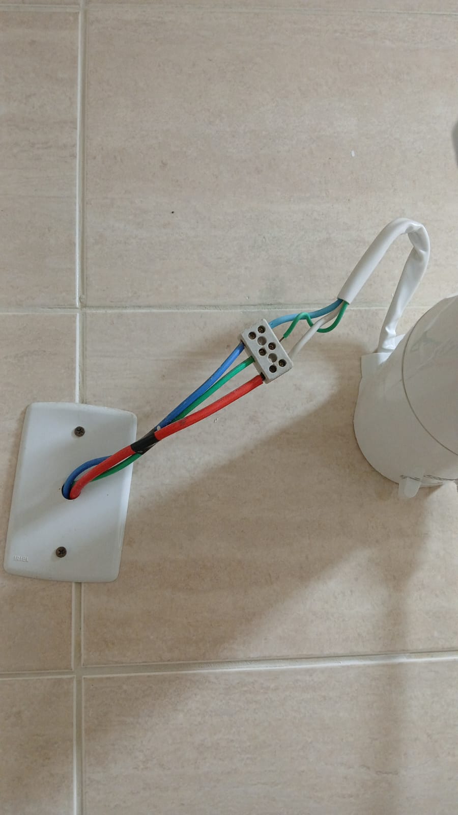 Instalação de tomada e chuveiro elétrico